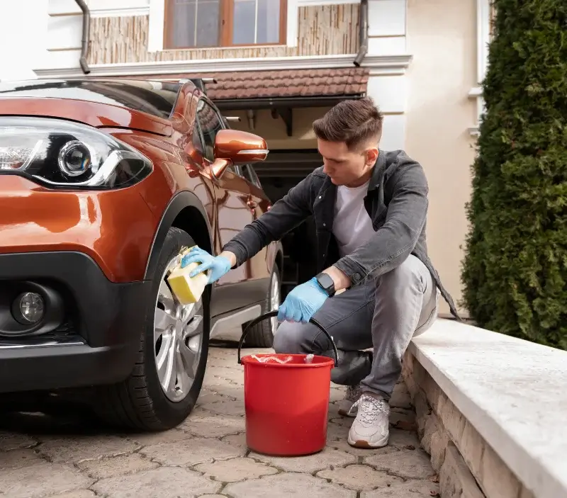 Lavage auto à domicile La Tour-du-Meix : professionnel intervenant sur un véhicule